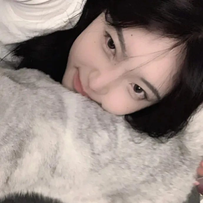她的双眼背后
